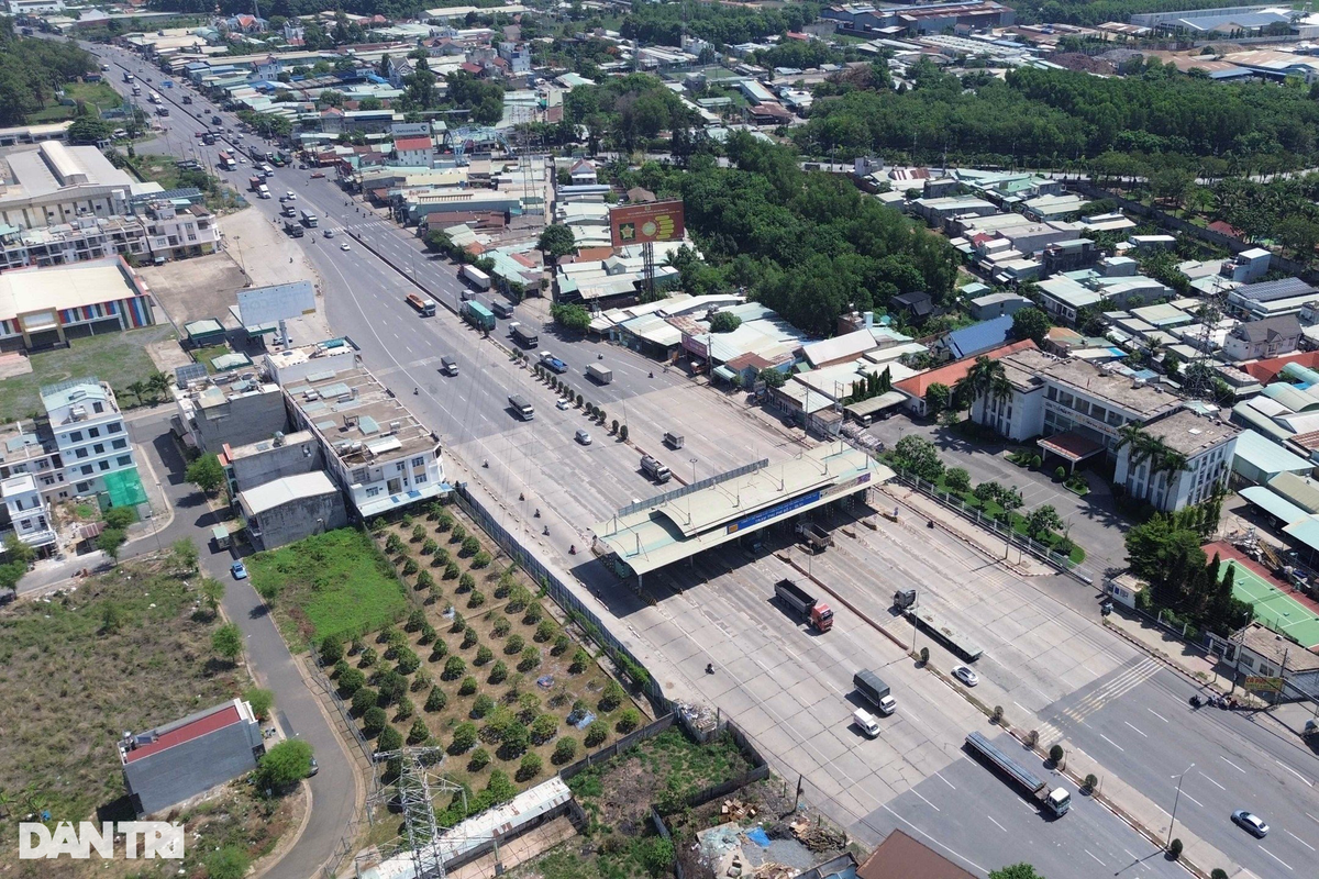 Tương tự, tại quốc lộ 51 có hai trạm thu phí BOT nằm trên địa bàn Đồng Nai (trạm T1, T2) đã dừng thu từ đầu năm 2023. Đến nay, hơn 1 năm các trạm vẫn nằm đó tiềm ẩn nguy cơ tai nạn giao thông.