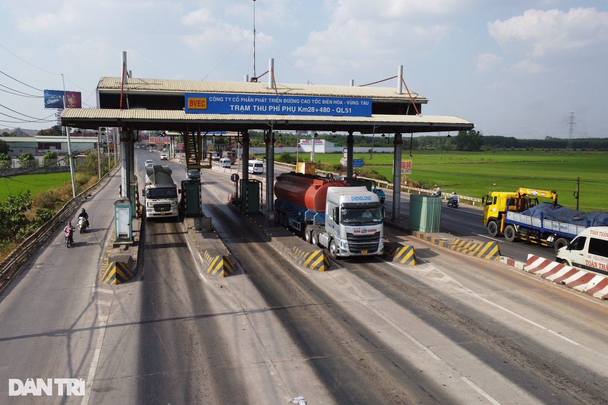 Ban An toàn giao thông tỉnh Đồng Nai cho biết sau khi các trạm thu phí dừng thu tuyến quốc lộ 51, có nhiều vị trí hư hỏng nặng, tình trạng hằn lún vệt bánh xe, vạch sơn mờ, giảm tác dụng cảnh báo, không bảo đảm an toàn, không thuận lợi cho người và phương tiện khi lưu thông.