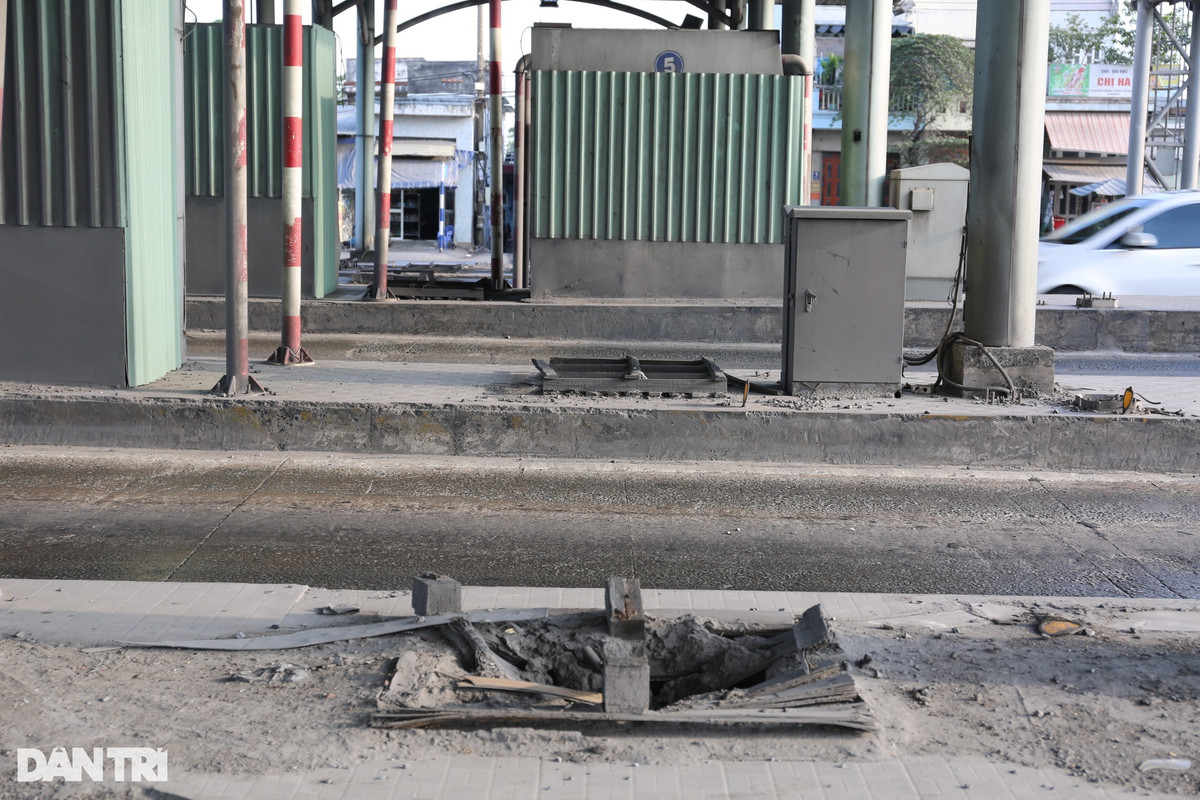 Nhiều vị trí tại các trạm thu phí bỏ hoang hư hỏng, nham nhở do nhiều năm không bảo trì, dọn dẹp. Trong ảnh là trạm thu phí BOT quốc lộ 1A, chân cầu Đồng Nai (TP Biên Hòa).