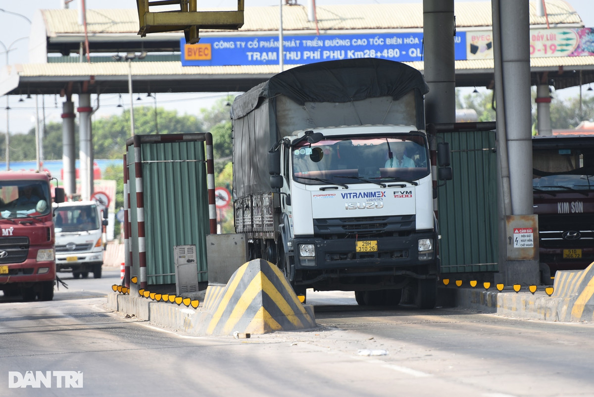 Theo ghi nhận, do trạm thu phí không hoạt động, các xe lưu thông qua các làn xe hẹp với tốc độ cao. Vạch sơn cảnh báo màu vàng - đen ở các trụ bê tông bụi bám mờ, đặc biệt vào ban đêm.