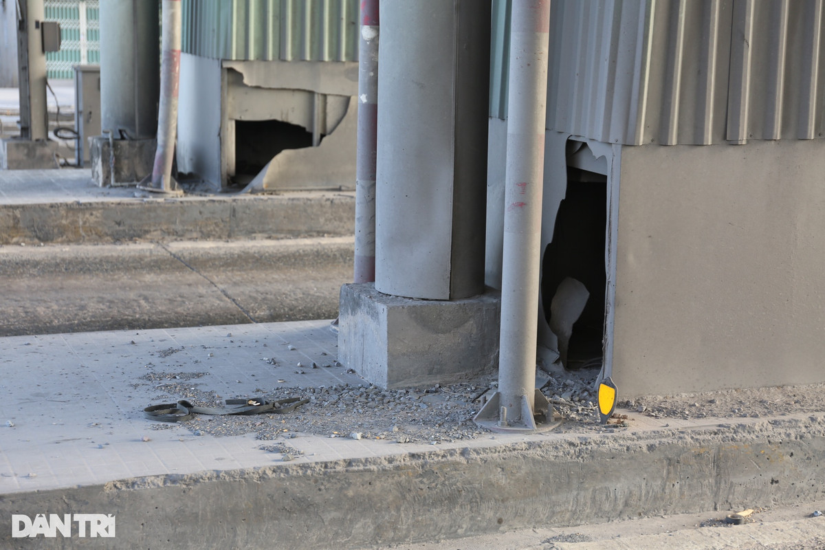 Các cabin tại trạm thu phí BOT, chân cầu Đồng Nai hư hỏng nặng do thời gian dài không hoạt động. Đây là trạm thu phí cho dự án Đầu tư xây dựng cầu Đồng Nai mới và tuyến 2 đầu cầu từ ngã ba Tân Vạn (Bình Dương) đến điểm cuối tuyến tránh TP Biên Hòa theo hình thức BOT.