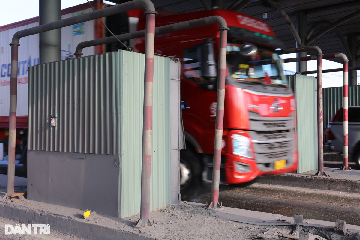 Trạm dừng thu hơn 3 năm qua nhưng vẫn chưa được tháo dỡ. Trạm thu phí bỏ hoang giống như lô cốt nằm chình ình giữa cửa ngõ qua lại Đồng Nai, Bình Dương và TPHCM, khu vực có lượng xe lưu thông rất lớn.