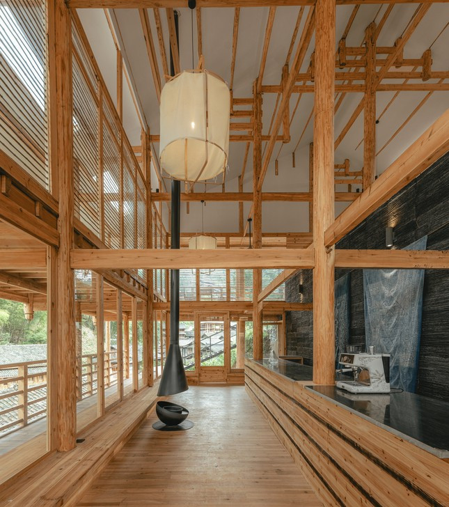 Gỗ linh sam được sử dụng cho toàn bộ kết cấu ngôi nhà gỗ, mỗi phòng được thiết kế riêng để phù hợp với các chức năng.