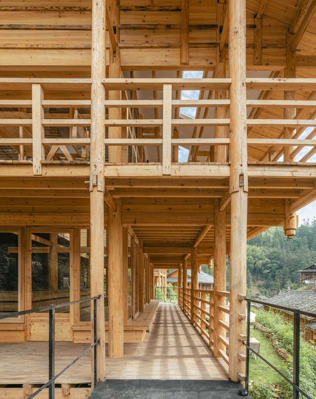 Thiết kế tập trung vào thiết kế mở để mô phỏng tự nhiên cảnh quan nông nghiệp xung quanh và biến nó thành trải nghiệm. Cụ thể, mặt bằng của phòng khách được bố trí theo 3 tầng khác nhau, bắt đầu từ lối vào và cao dần từ khu vực tiếp khách đến bục nghỉ và ban công. Ở tầng trên, kỹ thuật này tiếp tục mở rộng theo chiều dọc.