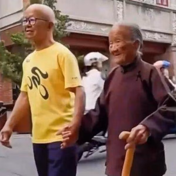 Con trai 88 tuoi dua me 111 tuoi di mua sam gay xuc dong-Hinh-2