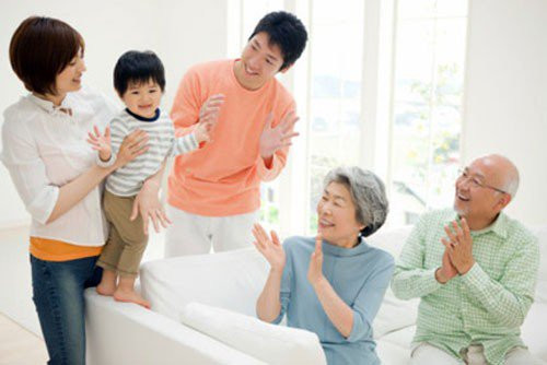 Con trai 88 tuoi dua me 111 tuoi di mua sam gay xuc dong-Hinh-3