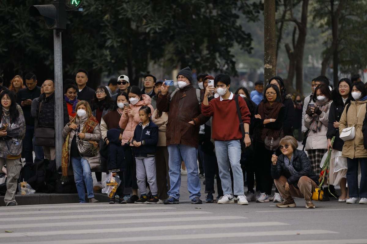 Nhom ban tre Ha thanh nhay tren pho di bo Ho Guom-Hinh-4