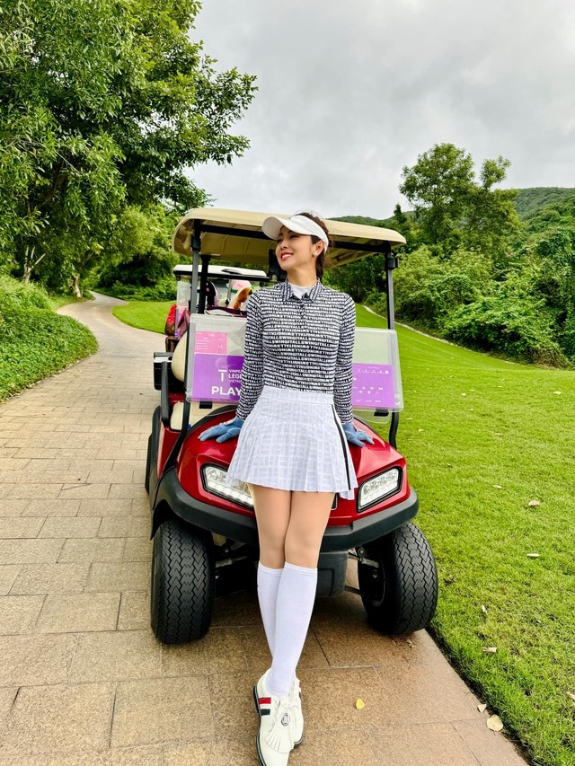 br/> Bên cạnh nhan sắc xinh đẹp, nhiều người còn ngưỡng mộ cuộc sống viên mãn của Jennifer Phạm. Trải qua sóng gió trong chuyện tình cảm, sau khi kết hôn với doanh nhân Đức Hải, Jennifer Phạm có cuộc sống viên mãn, sang chảnh mà bất kỳ ai cũng mơ ước. Vợ chồng cùng nhau thăm thú nhiều nơi, tận hưởng những kỳ nghỉ xa hoa, khu resort đắt đỏ và cả những môn thể thao thượng lưu như golf.