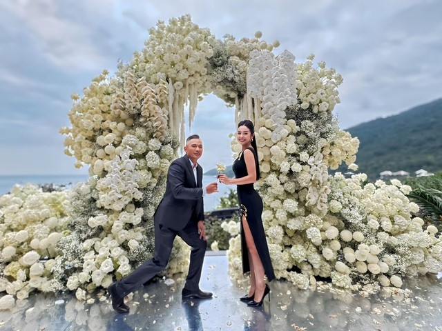 Dù là người của công chúng, bận rộn với công việc nhưng cô vẫn luôn ưu tiên thời gian chăm sóc tổ ấm cùng doanh nhân Đức Hải. Đôi vợ chồng có ba con: bé Na, bé Nu và bé Nấm đều rất hiếu động, tinh nghịch. Riêng con trai lớn Bảo Nam của Jennifer Phạm và Quang Dũng sống, học tập tại Mỹ. Không chỉ sở hữu nhan sắc tuyệt vời, Jennifer Phạm còn là một người phụ nữ thông minh, tinh tế và khéo léo trong ứng xử.