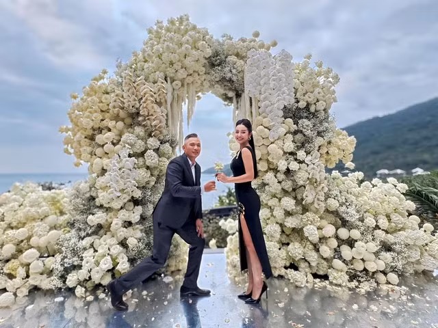 Dù là người của công chúng, bận rộn với công việc nhưng cô vẫn luôn ưu tiên thời gian chăm sóc tổ ấm cùng doanh nhân Đức Hải. Đôi vợ chồng có ba con: bé Na, bé Nu và bé Nấm đều rất hiếu động, tinh nghịch. Riêng con trai lớn Bảo Nam của Jennifer Phạm và Quang Dũng sống, học tập tại Mỹ. Không chỉ sở hữu nhan sắc tuyệt vời, Jennifer Phạm còn là một người phụ nữ thông minh, tinh tế và khéo léo trong ứng xử.