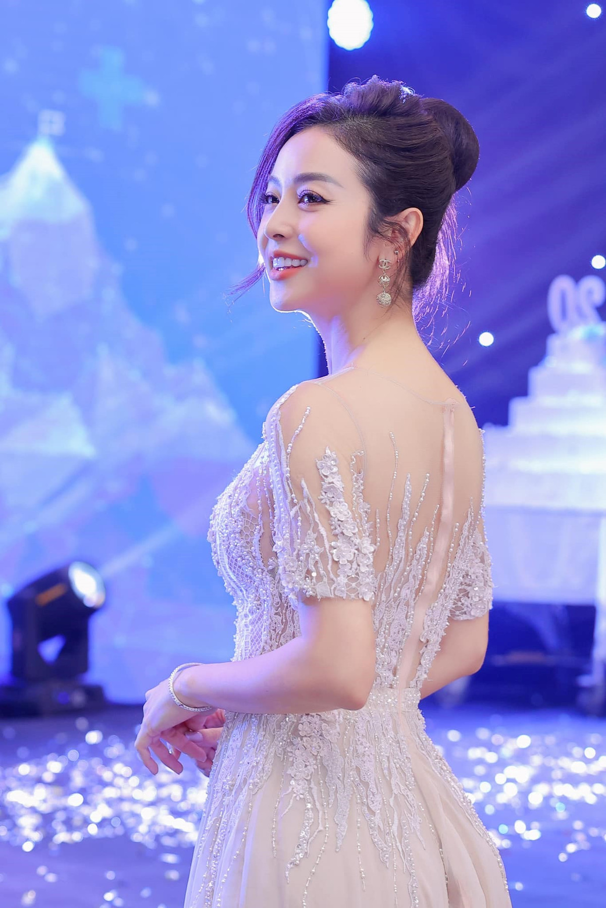 br/> Trước đó, khi bị mỉa mai rằng có cuộc sống sung sướng nhờ lấy chồng giàu, nàng hậu cũng có lời đáp trả đầy tinh tế: "Chồng giàu hay nghèo thì có làm sao hả bạn? Thời buổi bây giờ nam nữ bình đẳng, phụ nữ phải có sự nghiệp và nguồn kinh tế riêng chứ không phải cứ ở nhà ỷ lại chồng nuôi như quan điểm của bạn đâu nha". Bên cạnh biệt thự xa hoa và loạt hàng hiệu đắt đỏ, Jennifer Phạm cũng sở hữu nhiều xế hộp tiền tỷ. Có kinh tế vững chắc, người đẹp U40 thoải mái tận hưởng cuộc sống "sang chảnh", thường xuyên nghỉ dưỡng tại những khu resort sang trọng cùng gia đình.