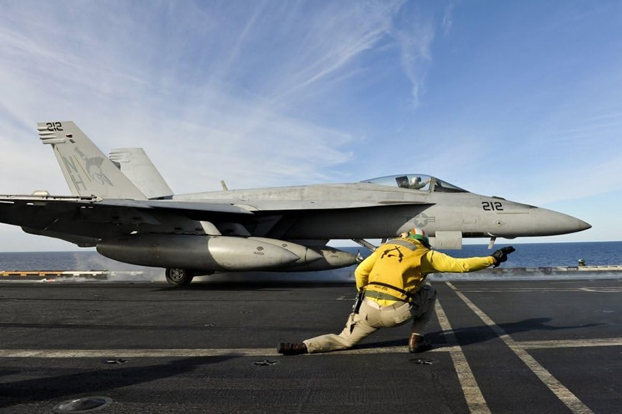 Họ còn có biệt danh “xạ thủ” do tư thế cúi xuống đặc biệt trước khi một máy bay chiến đấu phóng ra khỏi sàn đáp. Theo Business Insider.