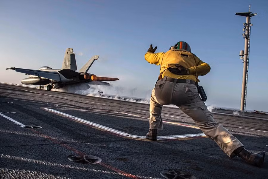 Trung tá Kevin Kreutz, sĩ quan máy phóng chính của tàu sân bay George Washington cho biết: “Tất cả chúng tôi đều có xuất thân khác nhau khi tuyển làm phi công hải quân và trở thành một xạ thủ là một công việc hoàn toàn khác so với trước đây”. Theo Business Insider.