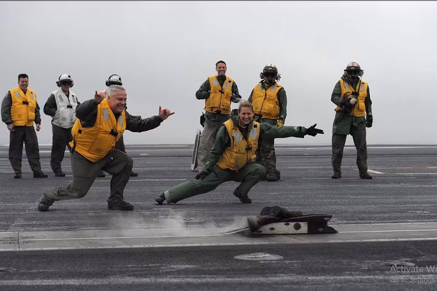 Đặt ủng lên bệ phóng, nhấn nút đưa thẳng ra biển - đánh dấu cho lần làm nhiệm vụ cuối cùng của một xạ thủ. Vì thế, đó là kỷ niệm kết thúc một kỳ công tác hoặc thay đổi quyền chỉ huy của một sĩ quan máy phóng trên tàu sân bay. Theo Business Insider.