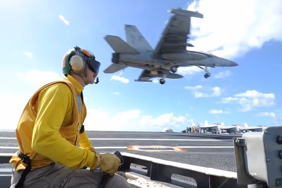 “Nhân viên máy phóng có trách nhiệm đảm bảo máy phóng và máy bay ở tư thế sẵn sàng, trong khi tất cả nhân viên đều ở phía sau đều ở vị trí thích hợp, an toàn”, Trung tá Robert Neff, một “xạ thủ” trên tàu George Washington nói. Theo Business Insider.