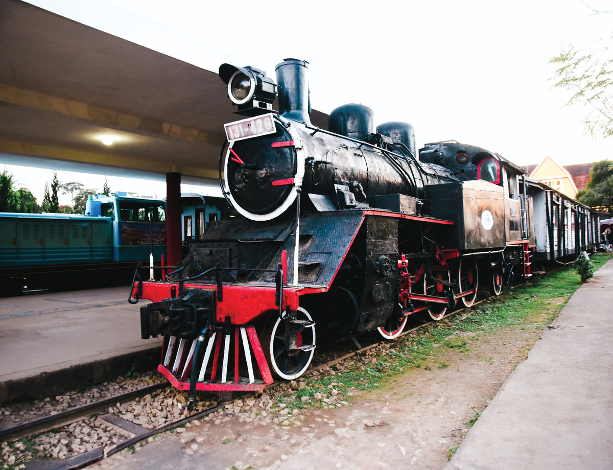 Nhà ga duy trì 1 đoàn tàu có 1 đầu máy và 4 toa - đi từ ga Đà Lạt đến ga Trại Mát (cách trung tâm Đà Lạt 7 km, hết 25 phút). Khách du lịch đi trên cung đường này được thỏa thích ngắm nhìn, chiêm ngưỡng phong cảnh ngoại ô Đà Lạt, thơ mộng và hữu tình. Đây là địa điểm mà du khách ít nhất có một lần đến Đà Lạt để thưởng ngoạn và trải nghiệm.