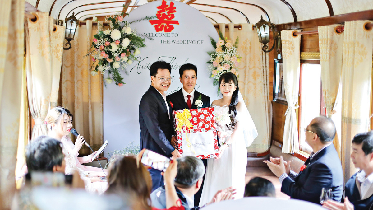Bên cạnh việc vận tải thuần túy thì ngành đường sắt đang mở thêm nhiều dịch vụ, tạo dấu ấn với người dân, du khách (Trong ảnh: một đám cưới được tổ chức ngay trên chuyến tàu du lịch Đà Lạt - Trại Mát). Ảnh: C.T