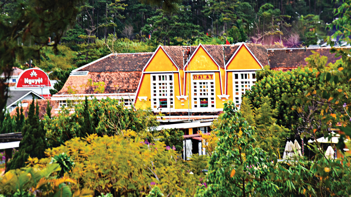 Tuyến đường sắt có chiều dài 84 km, với chiều cao toàn tuyến là 1.500 m (so với mực nước biển), được khởi công xây dựng từ 1908, đến năm 1932 mới hoàn thành. Toàn tuyến có 12 ga, 5 hầm chui. Đây là tuyến đường sắt đặc biệt, bởi có 16 km là đường sắt răng cưa để leo dốc (độ dốc trung bình là 12 độ). Năm 1972, tuyến đường sắt bị chiến tranh phá hủy. Năm 2001, ga Đà Lạt đươc công nhận là ''Di tích lịch sử cấp Quốc gia''. Hiện, ga Đà Lạt là điểm du lịch hấp dẫn.