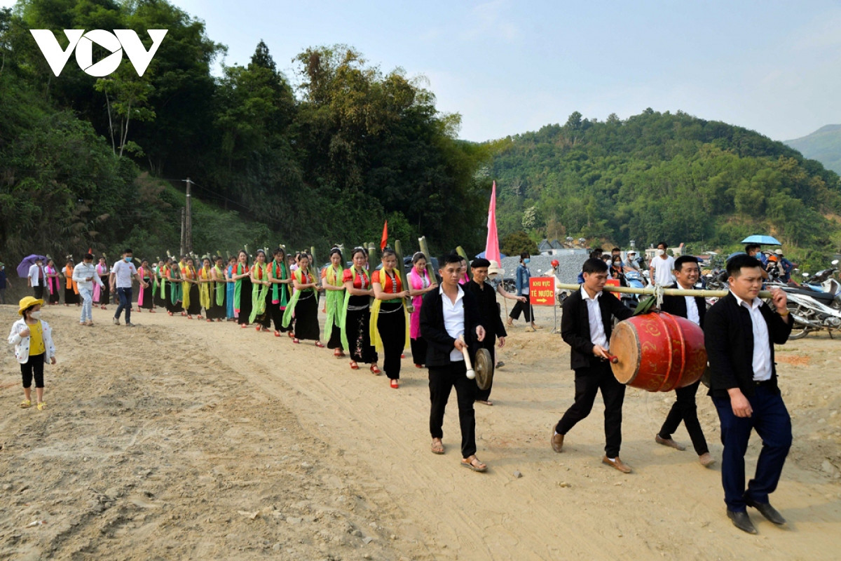 Ngắm thiếu nữ Thái trắng trong nghi thức gội đầu - Hình 2 Ngam thieu nu Thai trang trong nghi thuc goi dau-Hinh-2