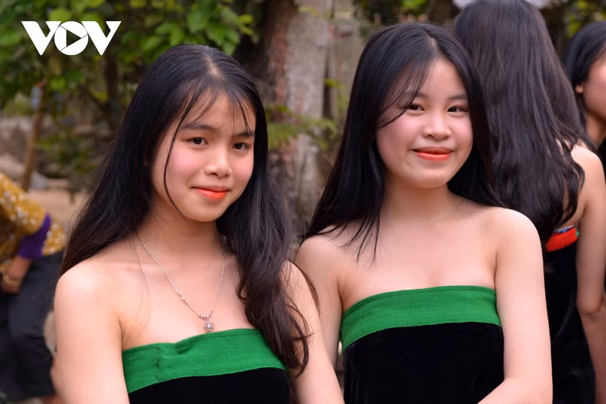 Thiếu nữ Thái xứ Mường So - Khổng Lào được biết đến với cái tên miền gái đẹp Tây Bắc và họ quan niệm tắm, gội hàng ngày trên dòng Nậm Lụm sẽ càng trắng và đẹp hơn.