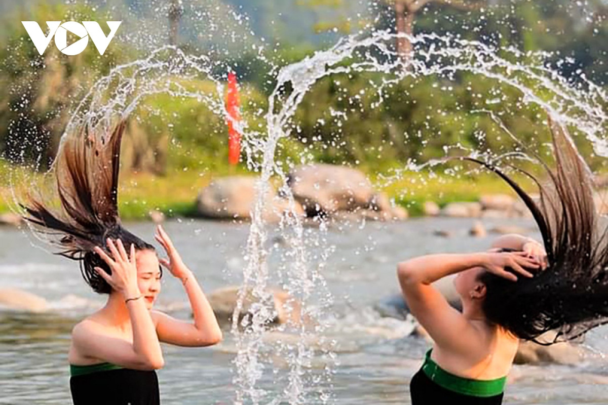 Những "dải lụa nước" được các thiếu nữ Thái tạo ra thực sự bắt mắt, thu hút sự tò mò của du khách.