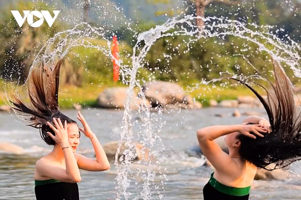 Những "dải lụa nước" được các thiếu nữ Thái tạo ra thực sự bắt mắt, thu hút sự tò mò của du khách.