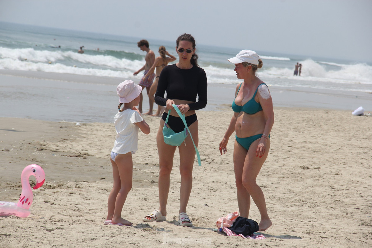 Trời càng nắng khách nước ngoài kéo xuống biển càng nhiều.