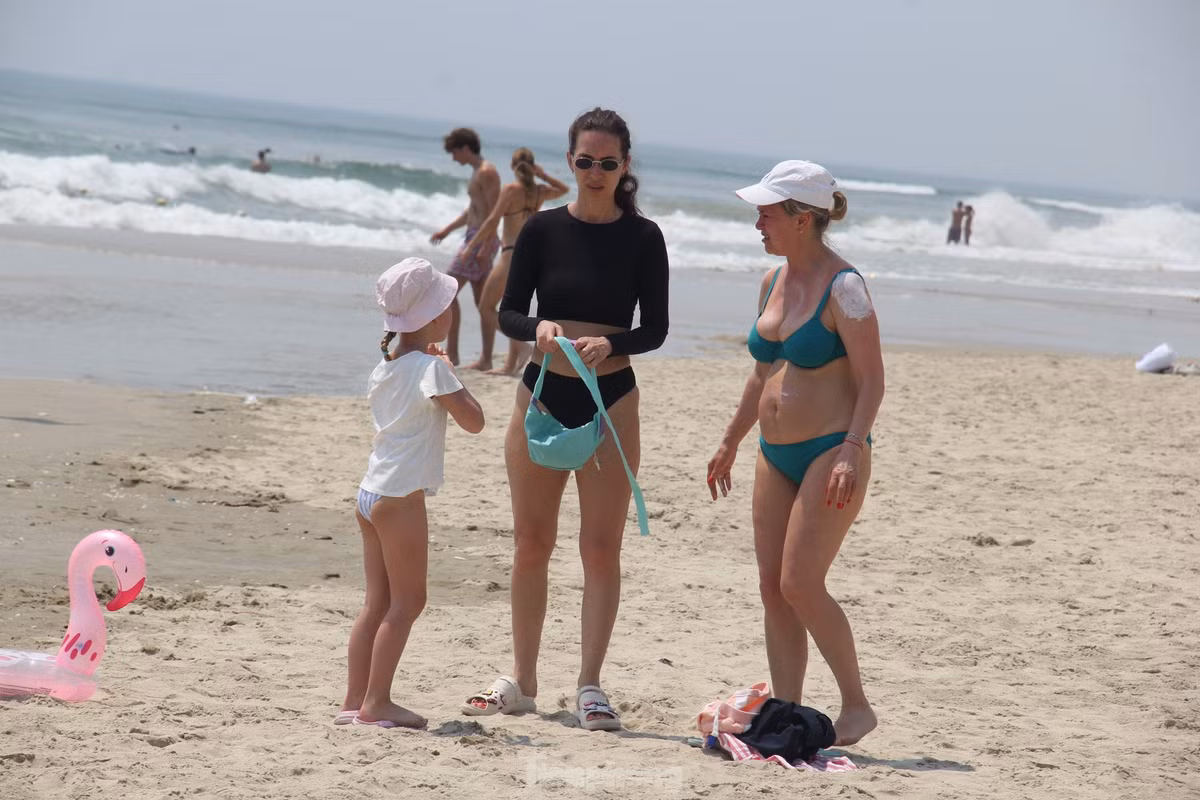 Trời càng nắng khách nước ngoài kéo xuống biển càng nhiều.