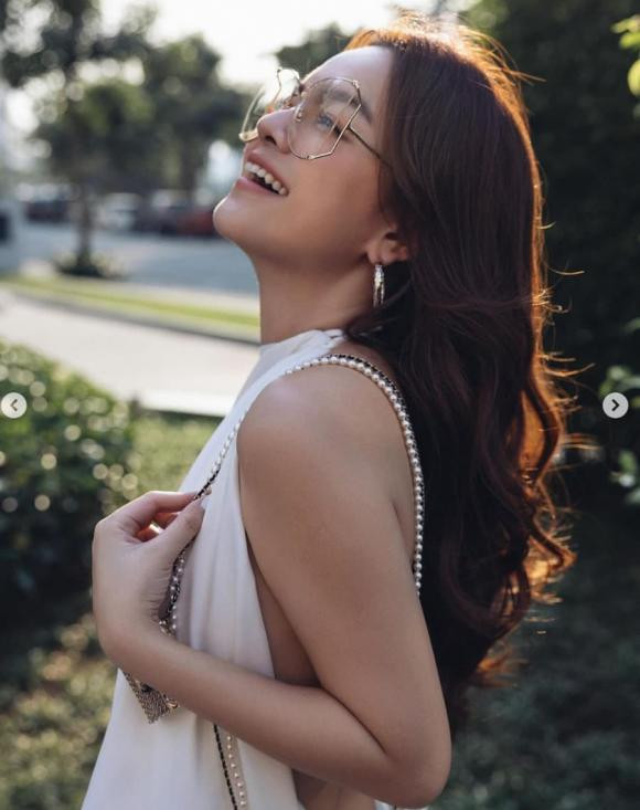 Đáng nói, đây là một trong những lần hiếm hoi cô tự tin hở bạo. Trong bộ ảnh này, nữ ca sĩ tự tin phô phang vòng 1 lấp ló sau lớp áo mỏng. Bên cạnh đó, với thần thái ngút ngàn, nhan sắc của Phạm Quỳnh Anh cũng được đánh giá ngày một thăng hạng hơn trước.