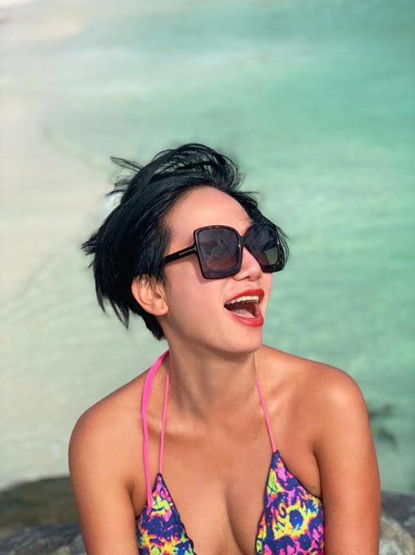 hoảng thời gian điện ảnh Việt rơi vào giai đoạn thoái trào, trong khi nhiều "tượng đài" thuộc thế hệ đó lùi dần về phía sau thì Kim Khánh là nghệ sĩ hiếm hoi vẫn trụ được với màn ảnh nhỏ khi đều đặn xuất hiện trong nhiều bộ phim khác nhau, như: "Bình Minh Châu Thổ", "Người Đàn Bà Yếu Đuối"…