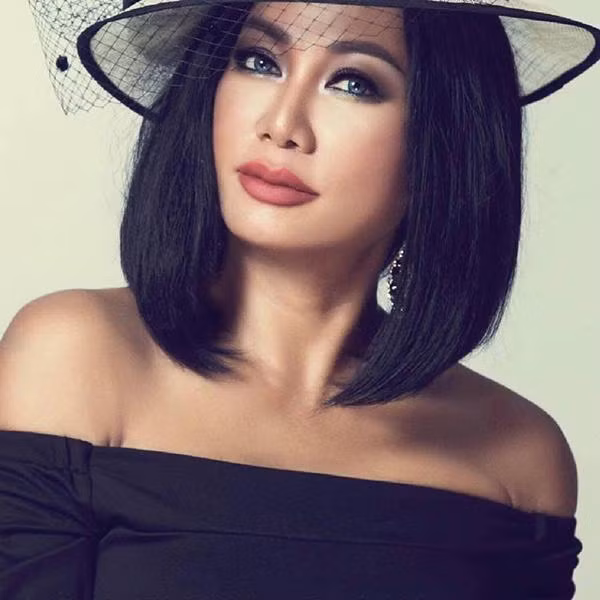 Với vẻ đẹp hiện đại, phong cách gợi cảm và cá tính, Kim Khánh thường được các đạo diễn giao cho những vai phụ và vai phản diện.