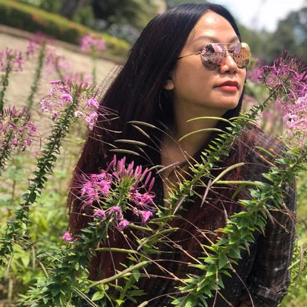 Năm 2003, Kim Khánh nhận được giải Mai Vàng dành cho Nữ diễn viên chính xuất sắc trong bộ phim "Lưới Trời" của đạo diễn Phi Tiến Sơn. Tuy không quá đình đám nhưng Kim Khánh là nghệ sĩ có hoạt động nghệ thuật bền bỉ suốt 30 năm qua.