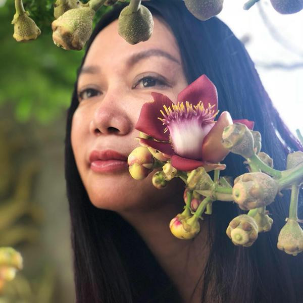 im Khánh thầm cảm ơn nó, nhờ nó mà Kim Khánh mới biết cuộc sống độc thân… rất vui. Và nhờ thăng trầm ấy mà Kim Khánh có "chất liệu" cảm xúc chân thật hơn khi đóng phim. Dù không kết hôn nhưng Kim Khánh tâm sự với Thanh Niên chị vẫn có tình yêu đẹp. "Tôi đang rất vui và bình yên với tình yêu lúc này. Anh ấy có tâm hồn trẻ trung, đồng điệu với tôi. Chúng tôi gặp gỡ lần đầu tiên khi đang lơ lửng trên chín tầng mây, hay nói chính xác là trên "máy bay". Từ lâu lắm rồi, tôi sống rất bình thản, nhẹ nhàng. Quan trọng là mình vui với tình yêu đang có. Tôi luôn luôn có tình yêu, sống vì yêu", Kim Khánh nói. Nhờ sống tích cực, lạc quan và có bạn trai quan tâm, Kim Khánh ở tuổi 60 vẫn giữ được vẻ đẹp nóng bỏng như thuở nào.