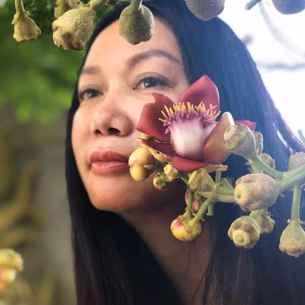 Kim Khánh thầm cảm ơn nó, nhờ nó mà Kim Khánh mới biết cuộc sống độc thân… rất vui. Và nhờ thăng trầm ấy mà Kim Khánh có "chất liệu" cảm xúc chân thật hơn khi đóng phim. Dù không kết hôn nhưng Kim Khánh tâm sự với Thanh Niên chị vẫn có tình yêu đẹp. "Tôi đang rất vui và bình yên với tình yêu lúc này. Anh ấy có tâm hồn trẻ trung, đồng điệu với tôi. Chúng tôi gặp gỡ lần đầu tiên khi đang lơ lửng trên chín tầng mây, hay nói chính xác là trên "máy bay". Từ lâu lắm rồi, tôi sống rất bình thản, nhẹ nhàng. Quan trọng là mình vui với tình yêu đang có. Tôi luôn luôn có tình yêu, sống vì yêu", Kim Khánh nói. Nhờ sống tích cực, lạc quan và có bạn trai quan tâm, Kim Khánh ở tuổi 60 vẫn giữ được vẻ đẹp nóng bỏng như thuở nào.