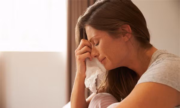 Nghe tieng chuong cua dem khuya, toi nhin ra va bat khoc thay canh nay