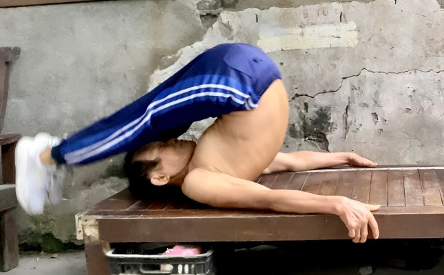Cụ ông 84 tuổi 'trồng cây chuối' bên bờ Hồ khiến thanh niên trầm trồ Cu ong 84 tuoi 'trong cay chuoi' ben bo Ho khien thanh nien tram tro