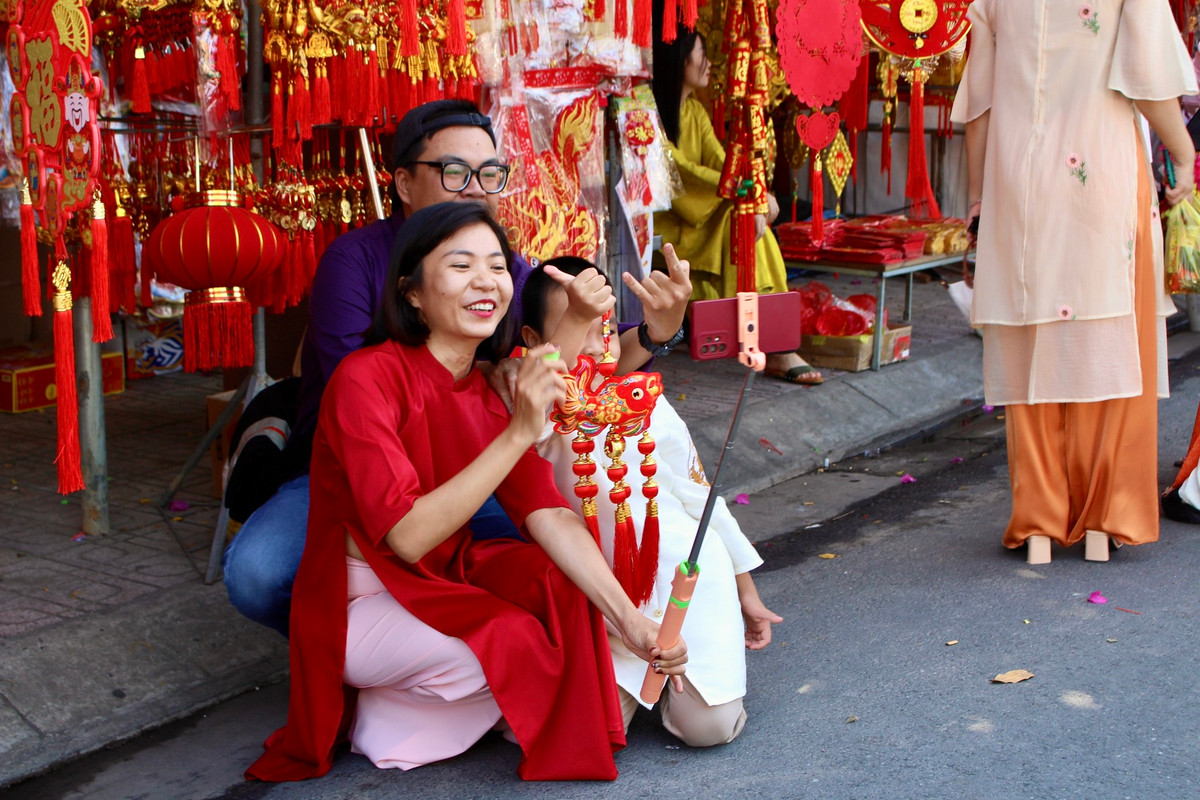 Một gia đình trang bị dụng cụ tự chụp ảnh để dễ dàng lưu giữ kỷ niệm.