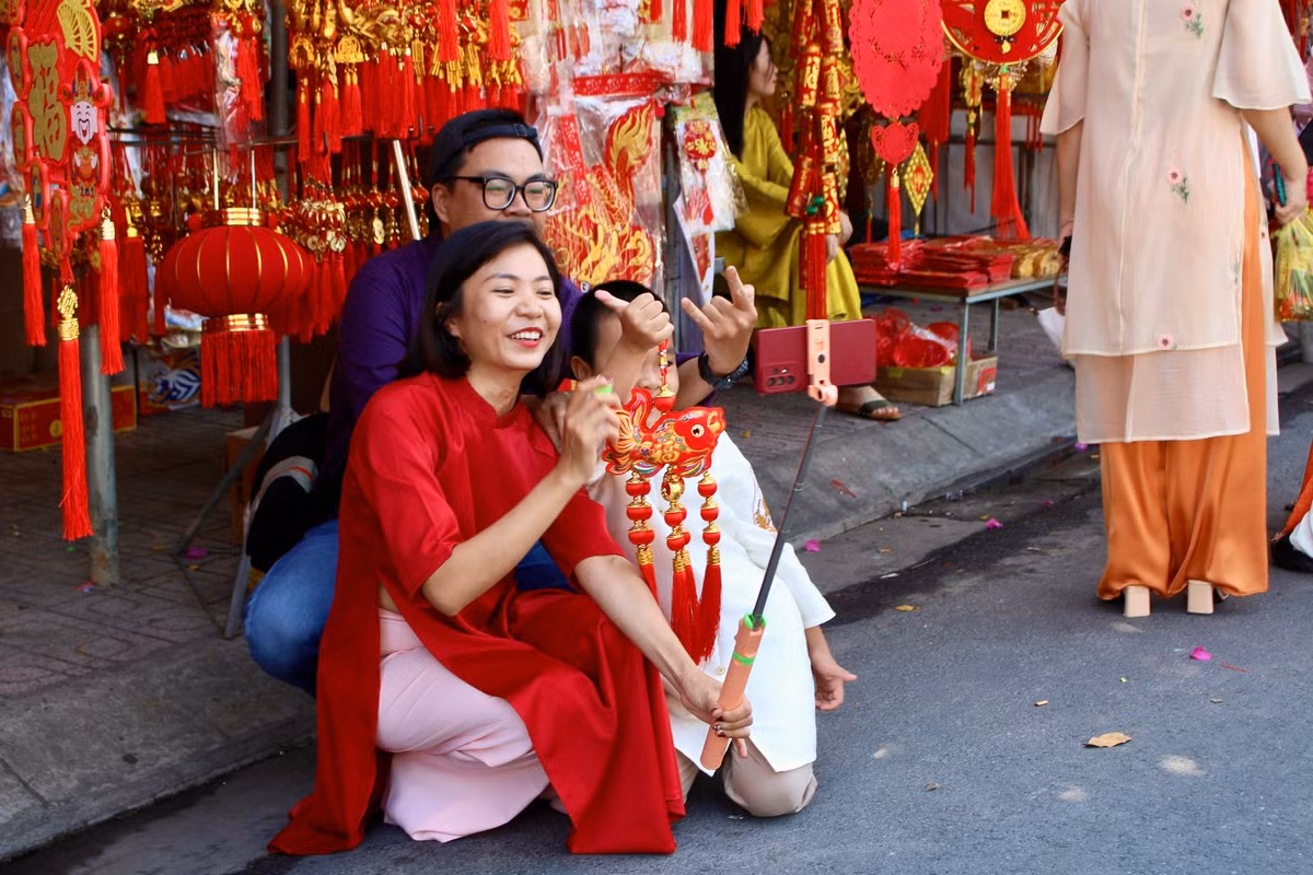 Một gia đình trang bị dụng cụ tự chụp ảnh để dễ dàng lưu giữ kỷ niệm.