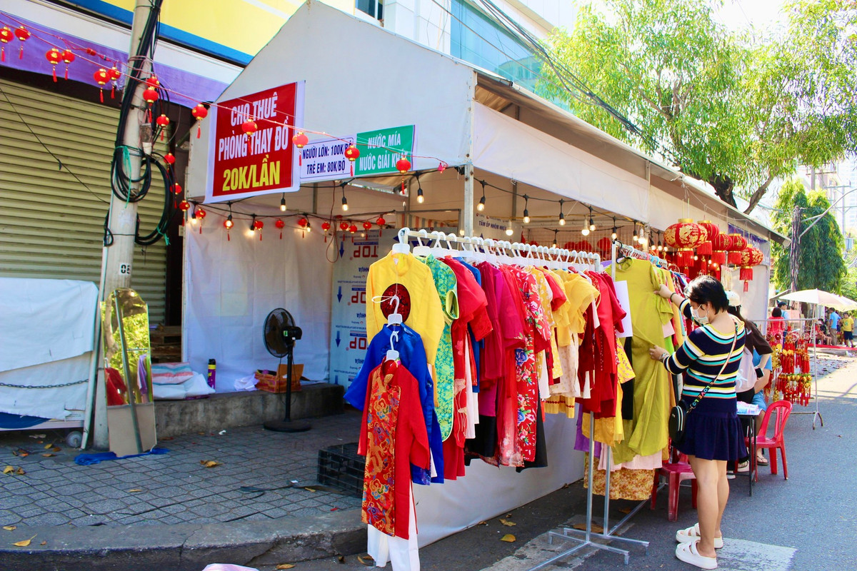 Nơi đây còn có dịch vụ cho thuê áo dài và phòng thay đồ để ai cũng có thể lưu giữ những bức ảnh đẹp.