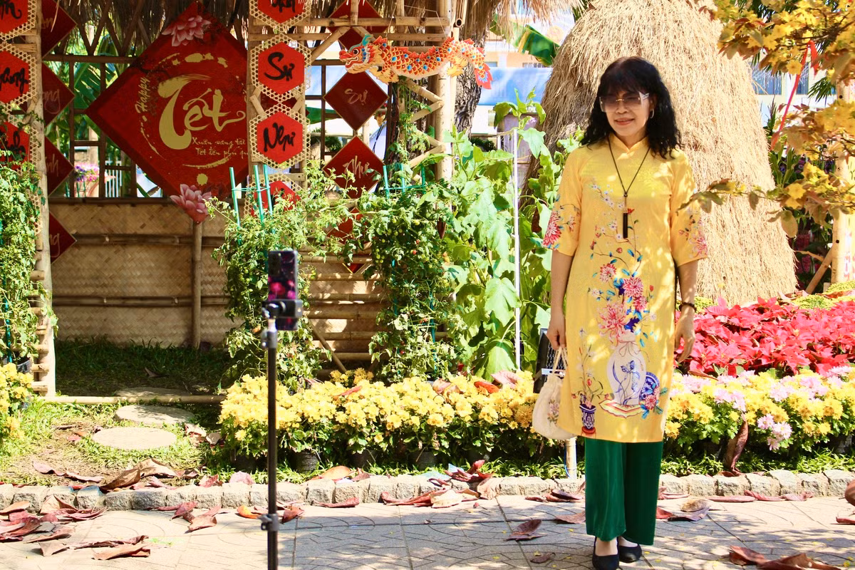 Chỉ cần một chiếc điện thoại và chân máy, người phụ nữ này đã có thể tự chụp những bức ảnh lung linh.