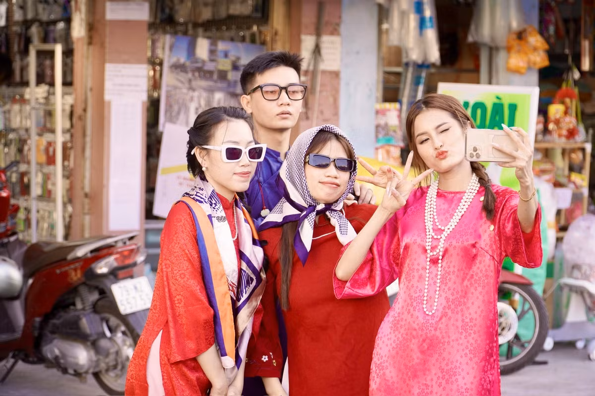 Không chỉ chụp những bộ ảnh duyên dáng, nhiều nhóm bạn trẻ cũng tinh nghịch với cách tạo dáng độc đáo, thú vị.