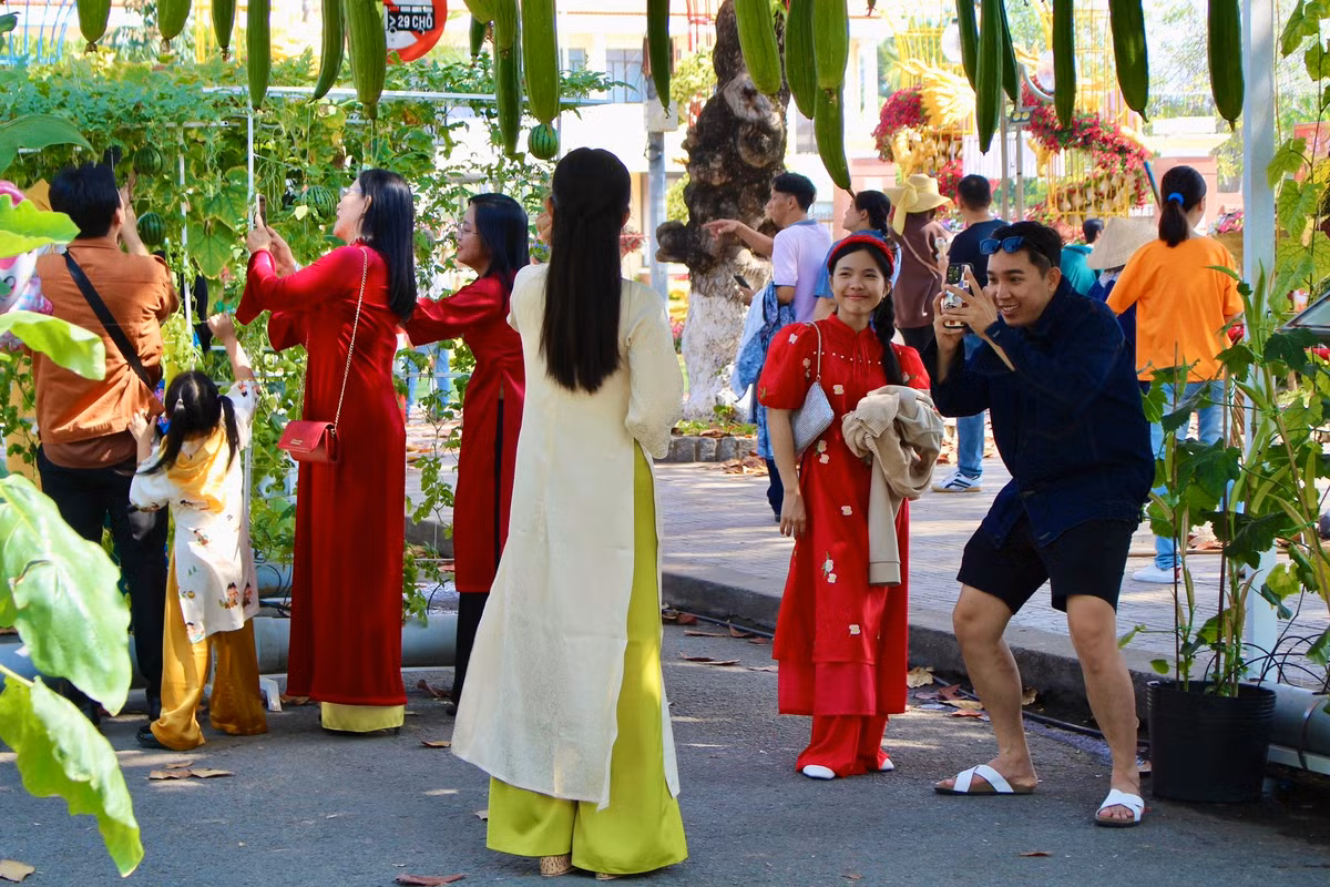 Tại Hội hoa xuân (công viên Yến Phi), một mét vuông có thể bắt gặp cả chục "nàng thơ" duyên dáng trong tà áo dài. Tất cả đều rạng rỡ đón xuân mới.