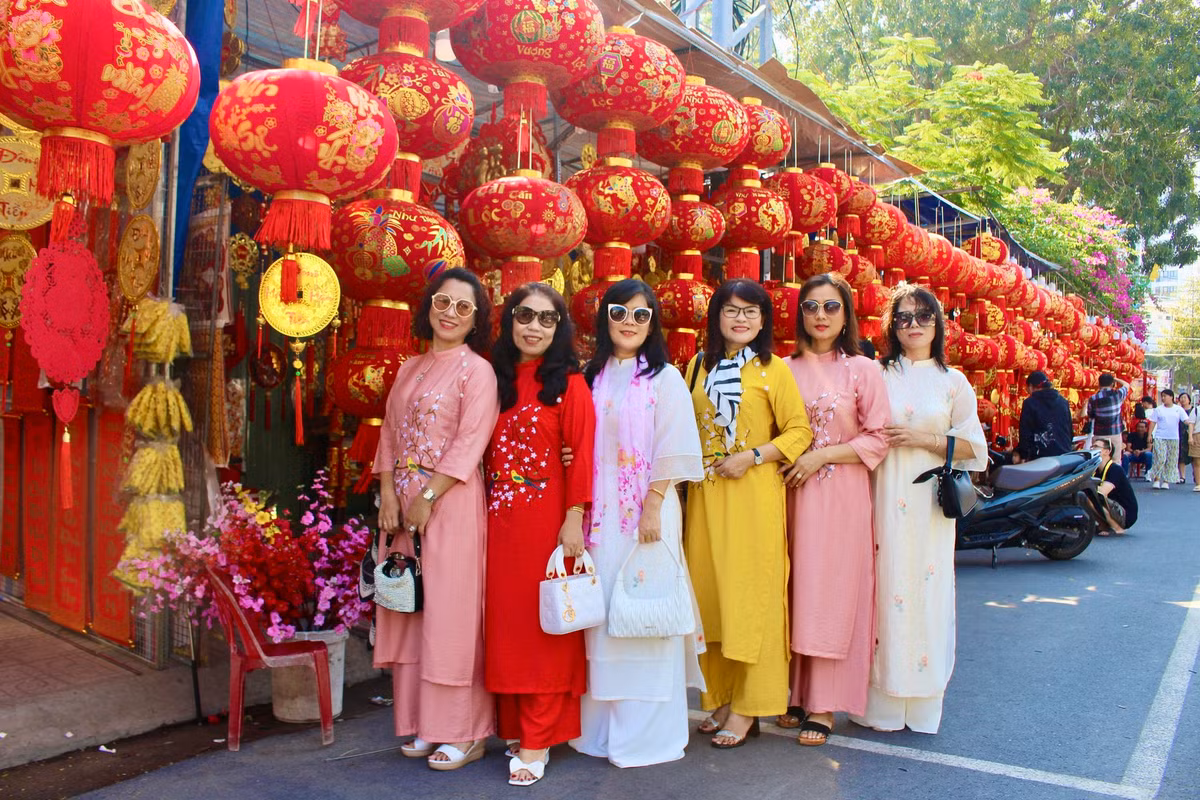 Mỗi dịp xuân về, chị Đoàn Thị Cung Ly (ở TP Nha Trang) cùng nhóm bạn lại ra khu vực này chụp ảnh. “Lồng đèn là một nét văn hóa đặc sắc của người Việt Nam và mang đậm không khí Tết, vì thế chúng tôi đều rất thích chụp ảnh tại đây”, chị Ly cho biết.