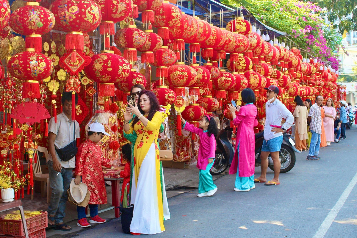 Từ sáng sớm, nhiều khu vực tại TP. Nha Trang trở nên nhộn nhịp, tấp nập hơn khi nhiều "nàng thơ" mọi lứa tuổi trong trang phục áo dài đủ màu sắc xuống phố chụp ảnh.