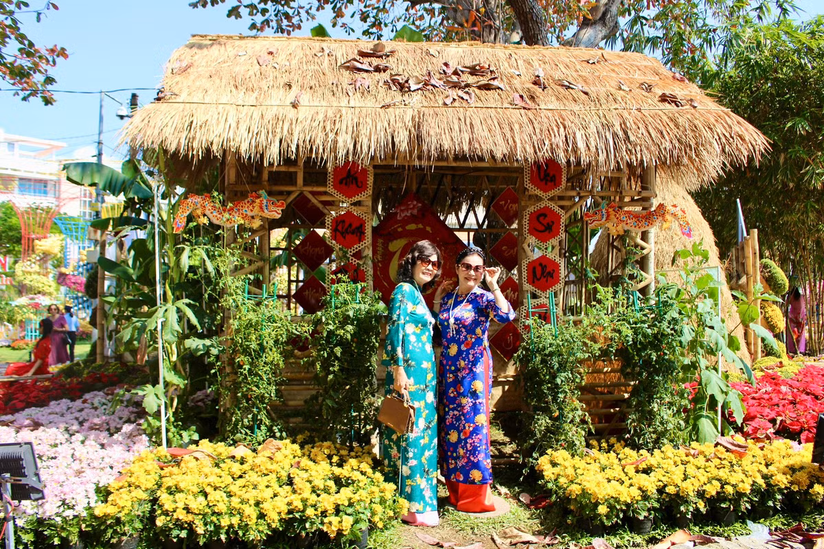 Bà Nguyễn Ngọc Ly (54 tuổi, đến từ TP Hồ Chí Minh) cho biết: “Hội hoa xuân đa dạng tiểu cảnh trang trí như: ngôi nhà tranh, dàn mướp… rất phù hợp cho những người trung niên như chúng tôi chụp ảnh”.