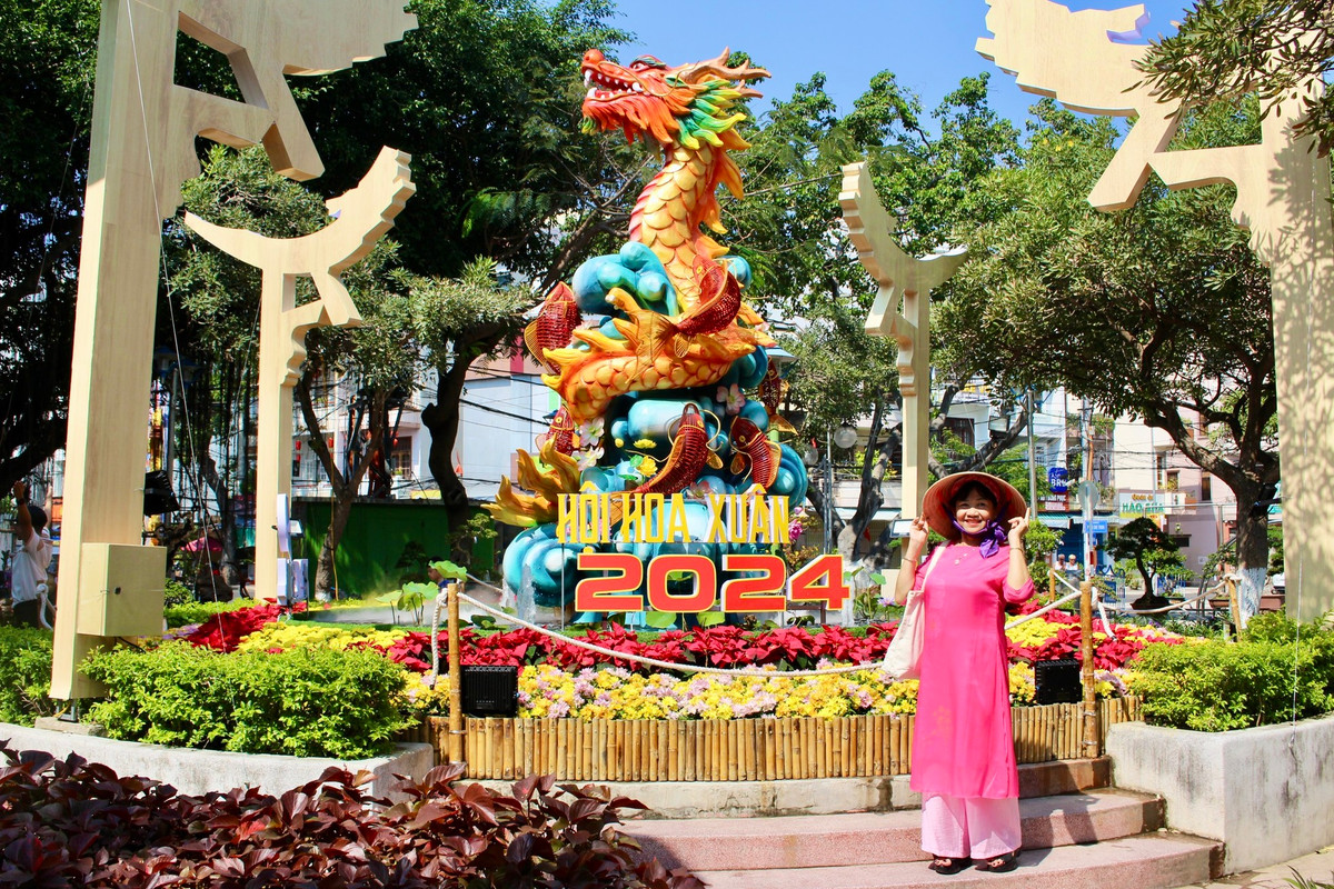 Thích thú thả dáng bên linh vật “cá chép hóa rồng”.