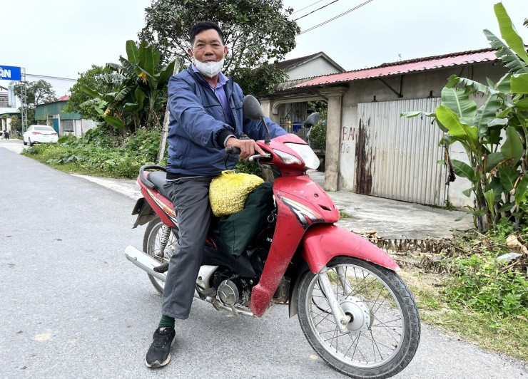 Hành tăm thường được làm gia vị để chế biến nhiều món ăn thường ngày. Vị hành tăm đặc trưng nên nhiều món ăn không thể thiếu hành tăm. Ngoài làm gia vị, trong Đông Y hành tăm còn được sử dụng như một vị thuốc để sát khuẩn, giải độc, trị cảm hàn. Chính vì công dụng rộng rãi, hành tăm rất được người dân ưa chuộng và tìm mua.