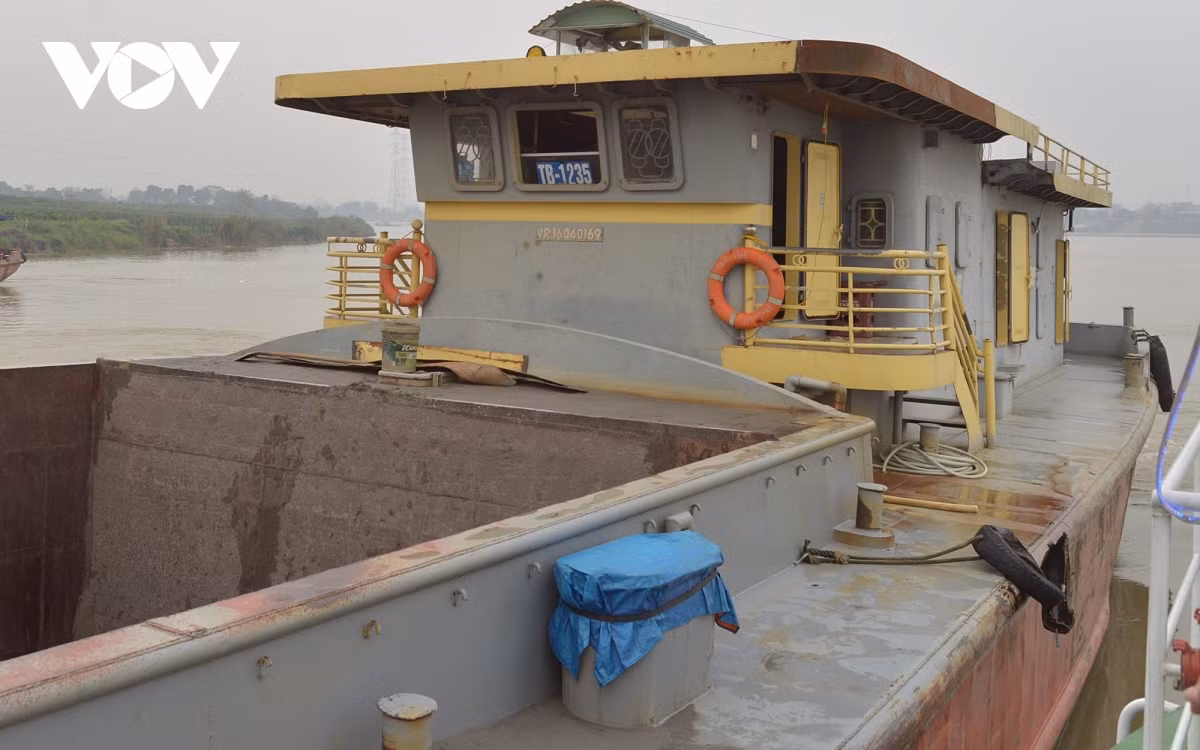 Sà lan tự hành này mang biển số của tỉnh Thái Bình.