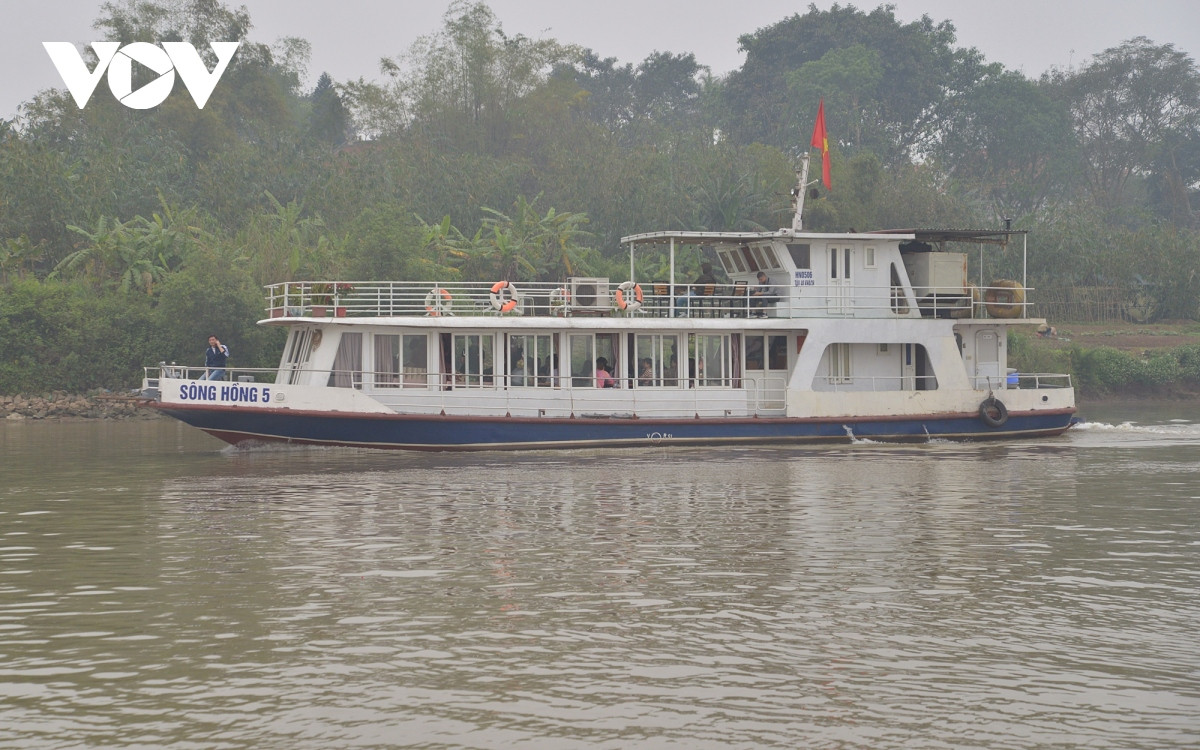Một du thuyền với sức chứa 40 người, trên tuyến sông Hồng.