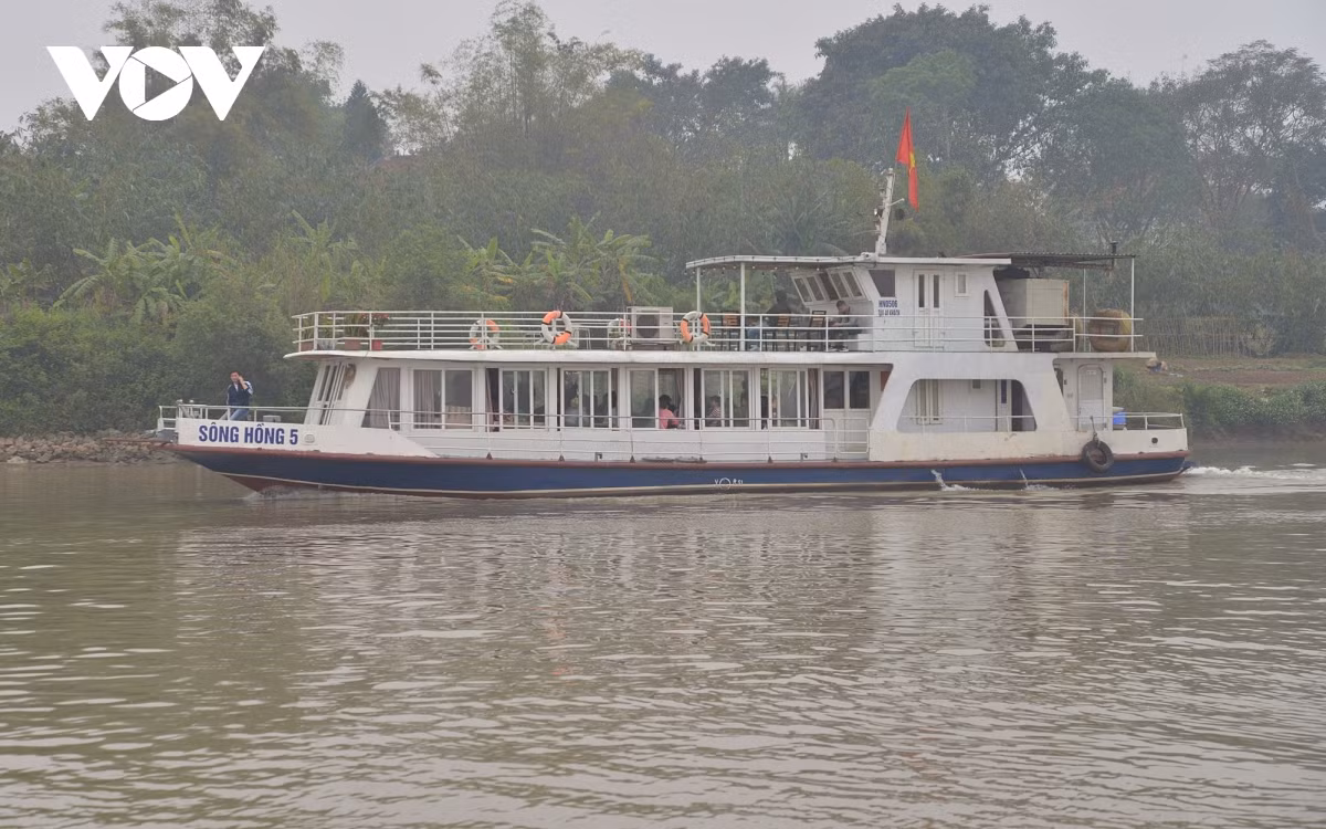 Một du thuyền với sức chứa 40 người, trên tuyến sông Hồng.